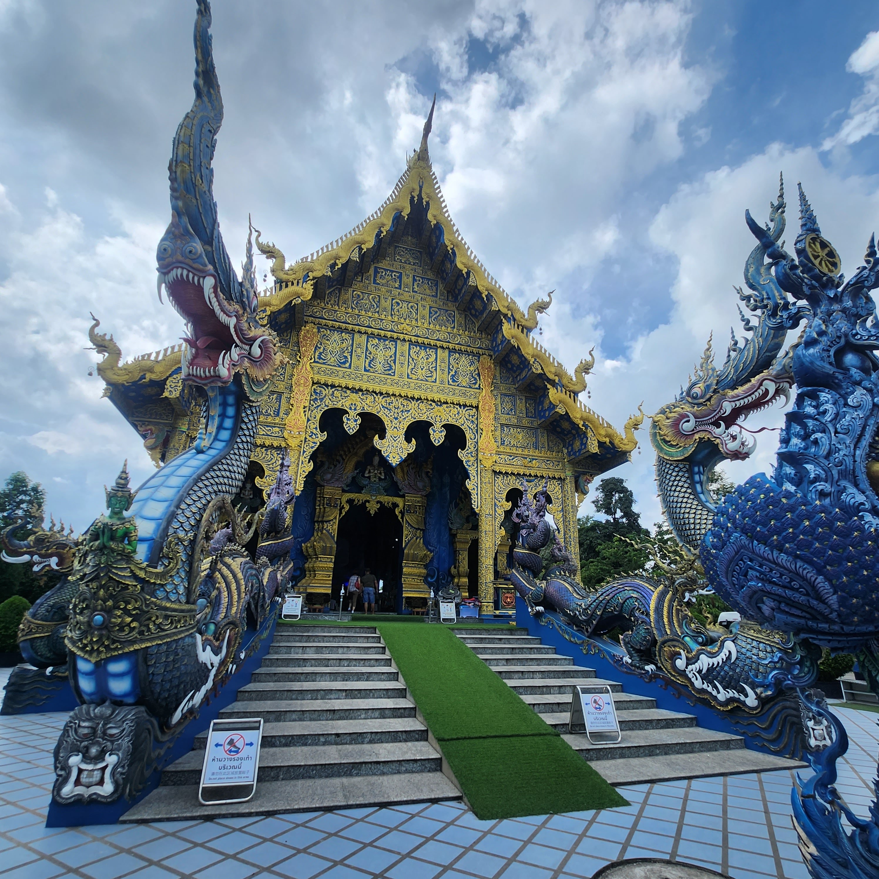 Wat Rong Suea Ten (Blue Temple)