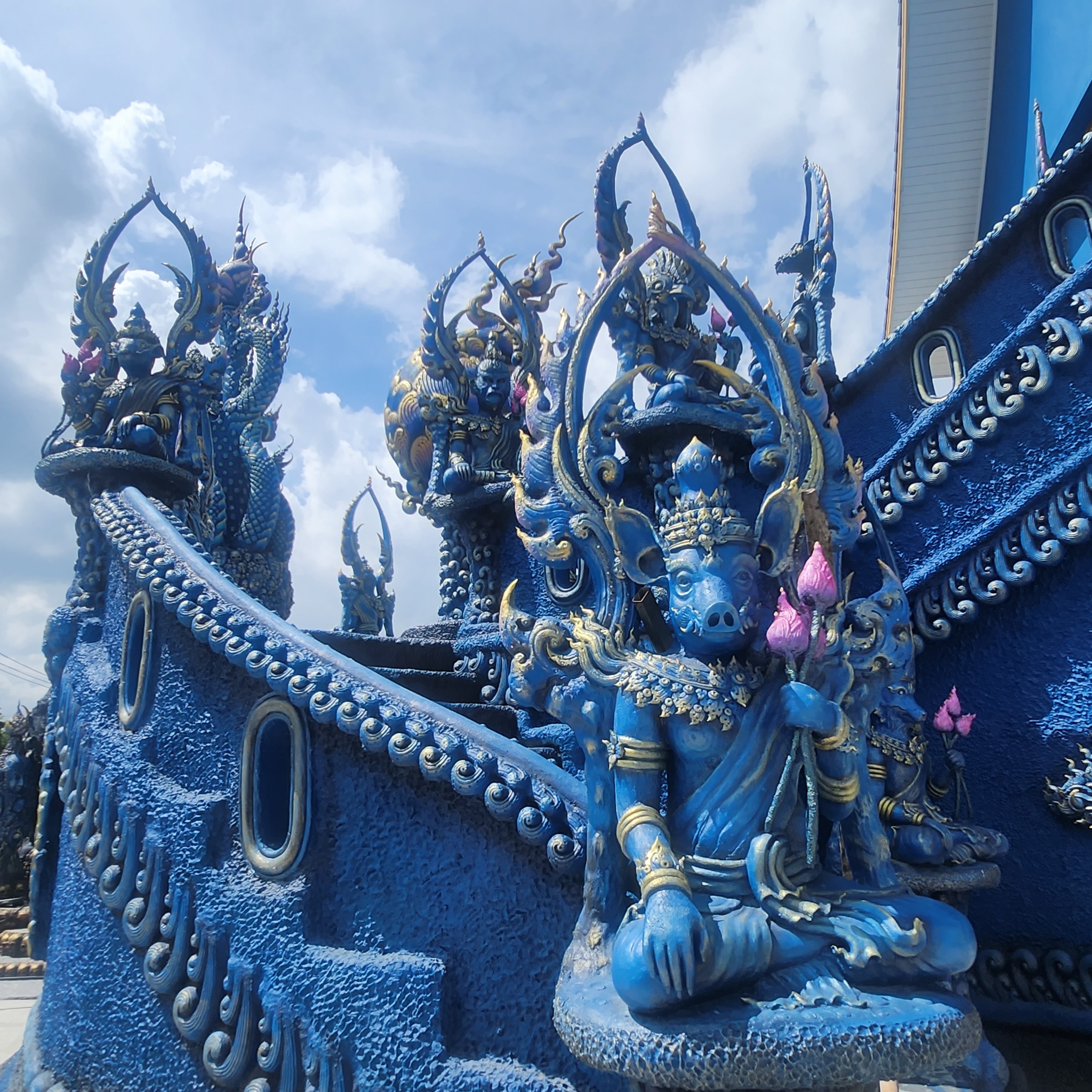 Wat Rong Suea Ten (Blue Temple)