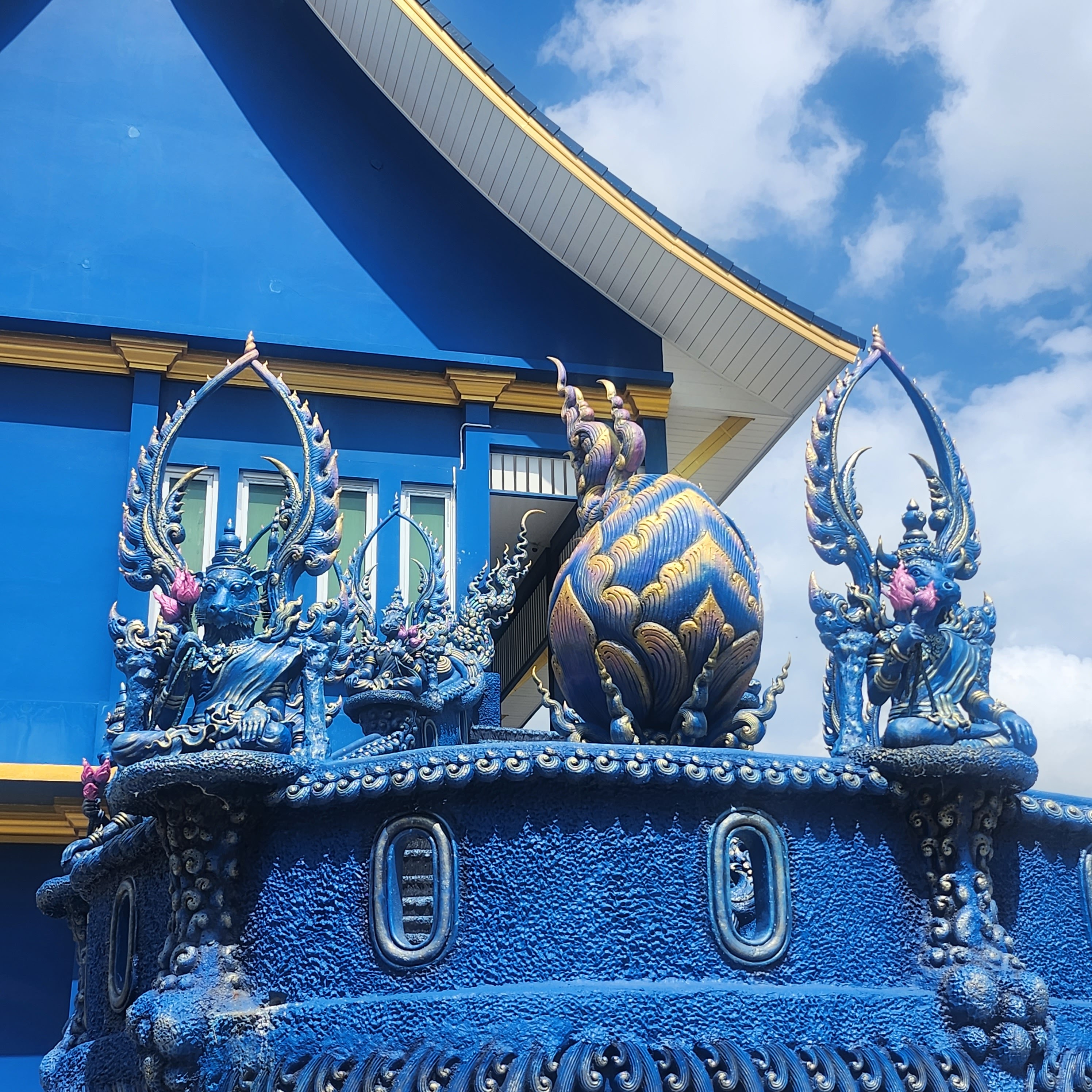 Wat Rong Suea Ten (Blue Temple)